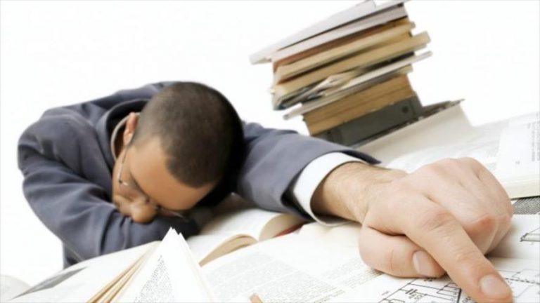 Importance du sommeil - un homme s'endort au travail