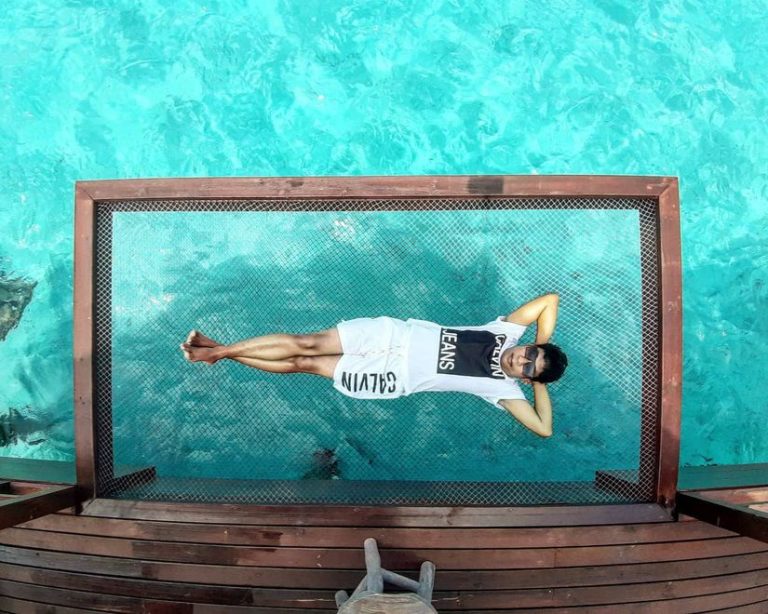 Homme pensant à un sommier matelas