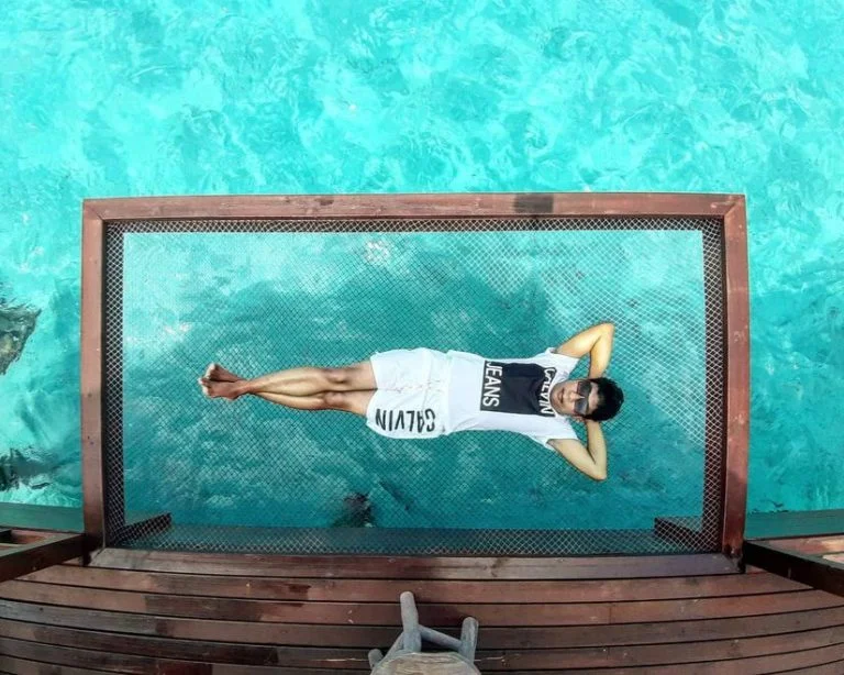 Homme pensant à un sommier matelas