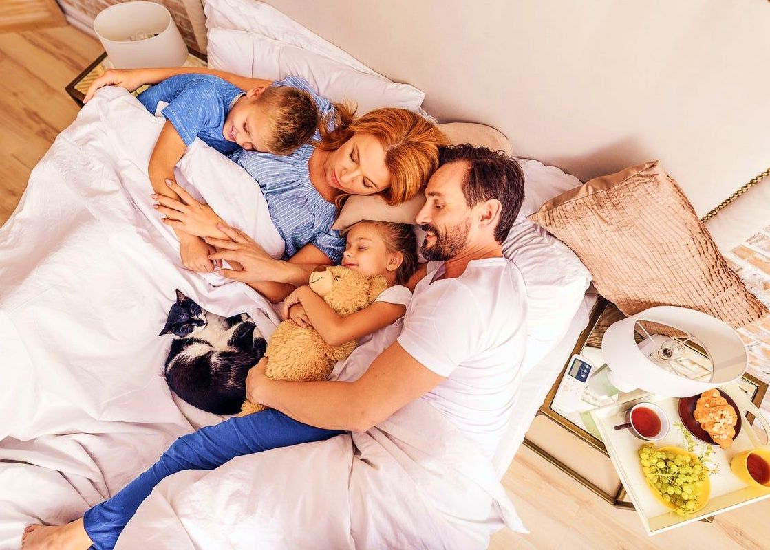 parents et enfants sur un matelas universel