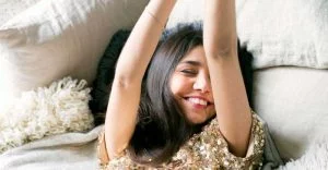 Une femme qui s'étire sur son lit avec matelas haut de gamme