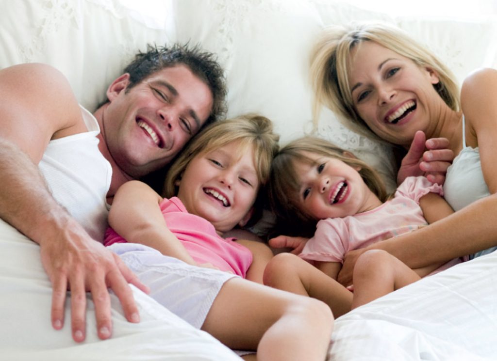 Avis matelas Tediber - une famille de 4 personnes sur un matelas Tediber