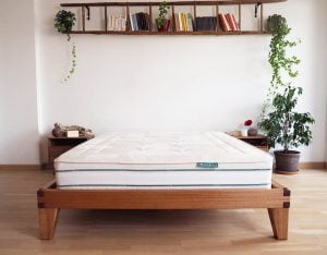 lit en bois massif de la marque Kipli fabriqué à Turin