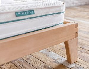 détail des pieds du lit normand Kipli