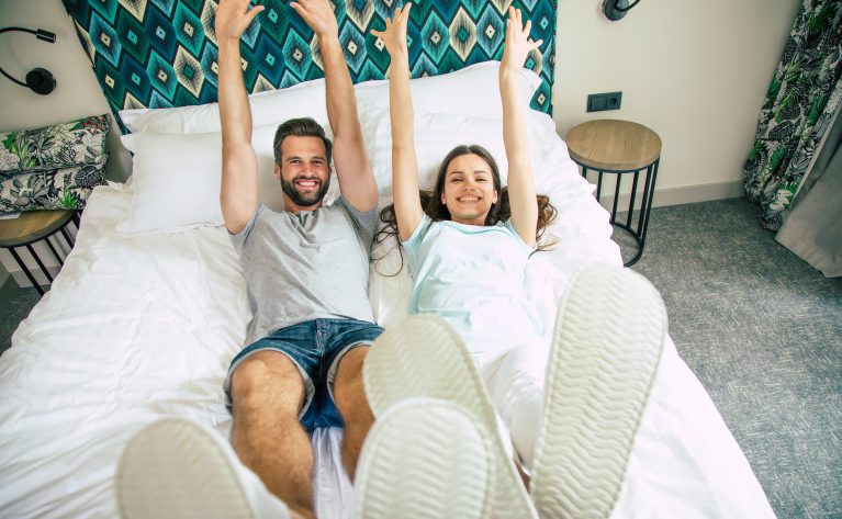 Choisir son matelas - un couple pense avoir trouvé le matelas idéal et se réjouit