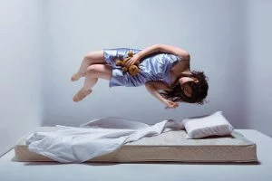 Saut d'une femme sur un matelas sans sommier