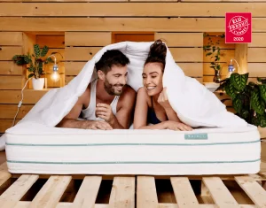 Avis matelas Kipli - un couple sous une couette sur le matelas Kipli