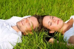 Un couple se repose sur l'herbe