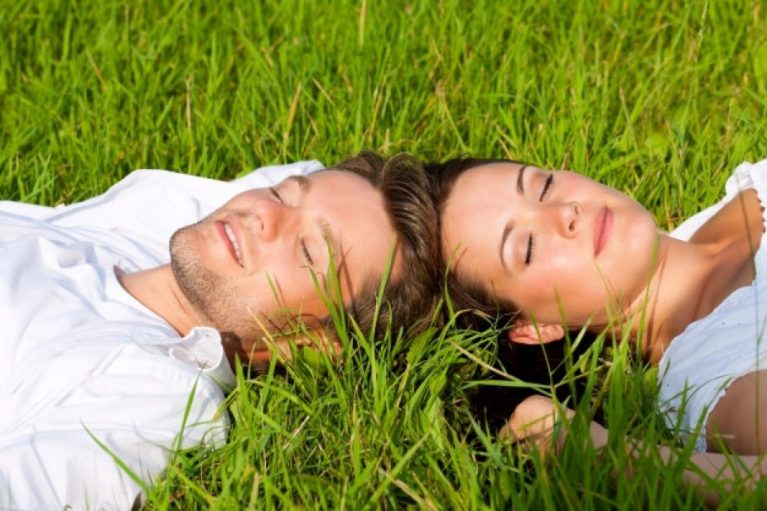 Un couple se repose sur l'herbe