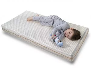 Matelas bébé et enfant de la marque Latexbio - un enfant qui dort sur le côté sur le matelas enfant Latexbio