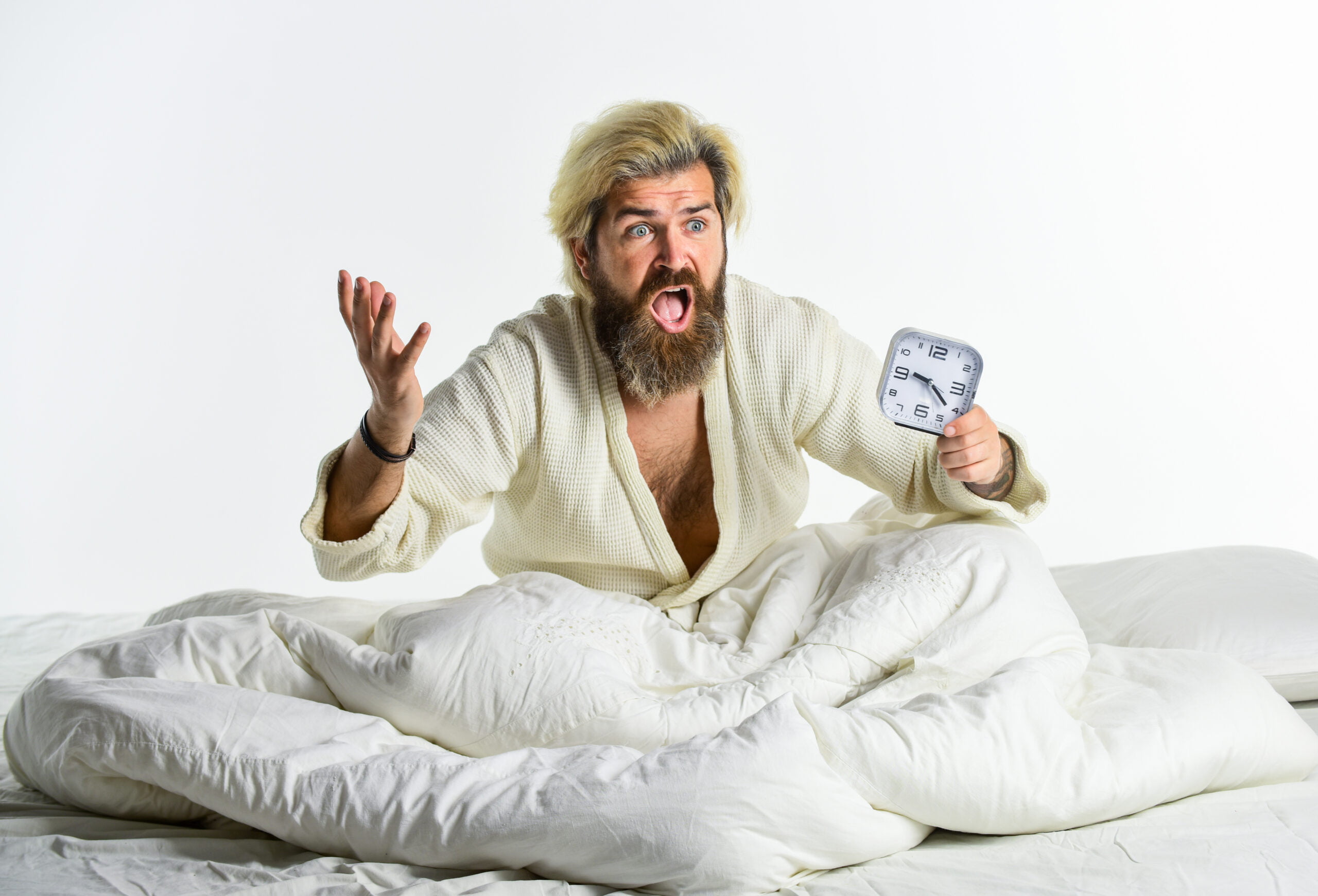Trouble du sommeil, habitudes saines et mode de vie, la qualité du sommeil que vous obtenez est également importante homme stressé réveil type endormi et réveil au lit homme barbu avec réveil réveil concept